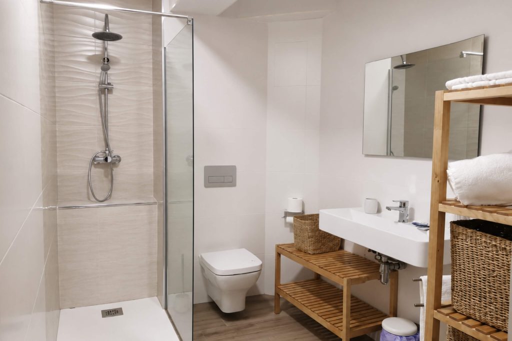 Baño Estudio C adaptado para movilidad reducida en Estudios Los Arcos, apartamento turístico en Teruel