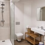 Baño Estudio C adaptado para movilidad reducida en Estudios Los Arcos, apartamento turístico en Teruel