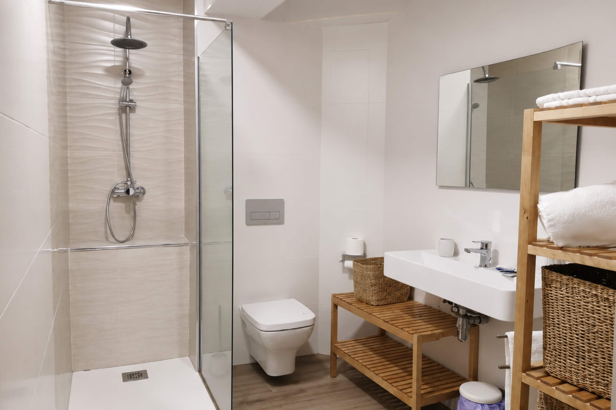 Baño Estudio C adaptado para movilidad reducida en Estudios Los Arcos, apartamento turístico en Teruel