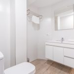 Lavabo de Estudio A para familias en Estudios Los Arcos, apartamento turístico en Teruel