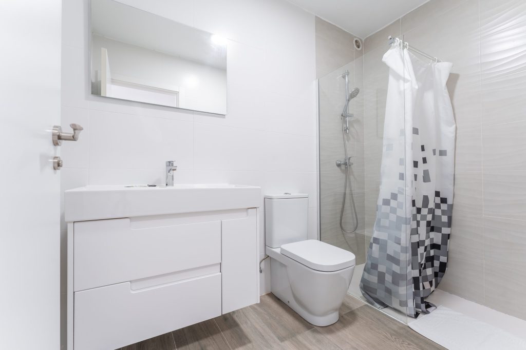 Baño Estudio B doble en Estudios Los Arcos, apartamento turístico en Teruel